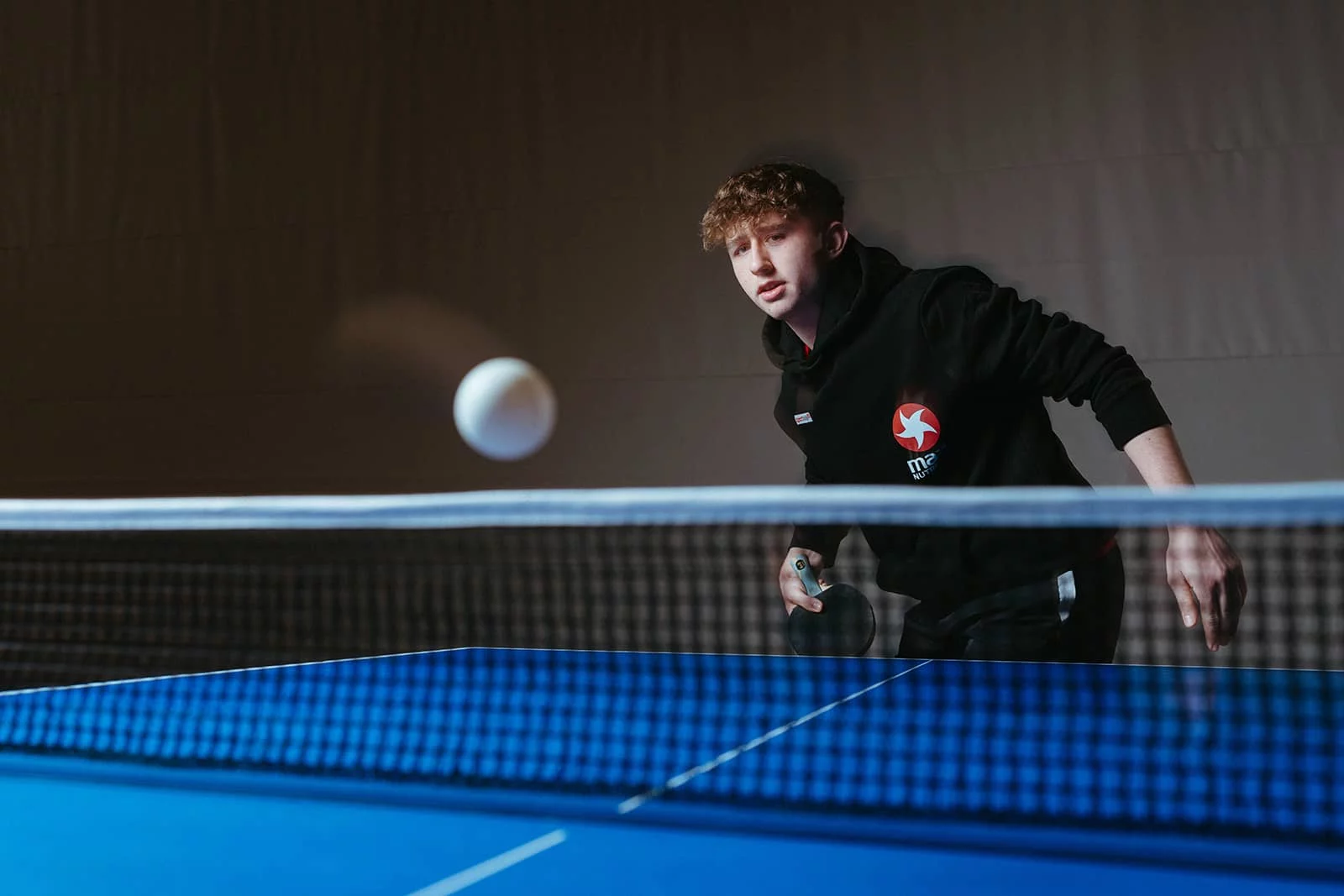 Julian Rzihauschek beim Tischtennisspielen